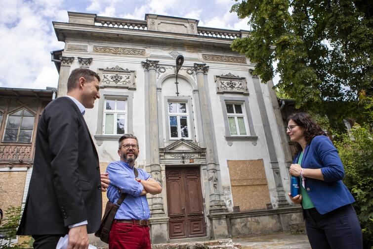 Park Zdrojowy w Brzeźnie po remoncie kapitalnym znów ma zachwycać. Od prawej: prezydent Aleksandra Dulkiewicz, Paweł Golak, dyrektor Hewelianum i Piotr Grzelak, zastępca prezydenta Gdańska