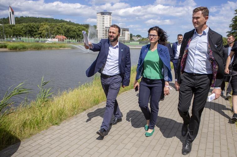 Po Zbiorniku Srebrniki władze Miasta oprowadzał Ryszard Gajewski, prezes Gdańskich Wód (po lewej)
