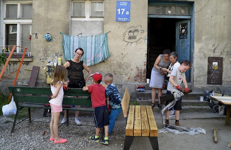 W miniony weekend mieszkańcy budowali ławki i stoły