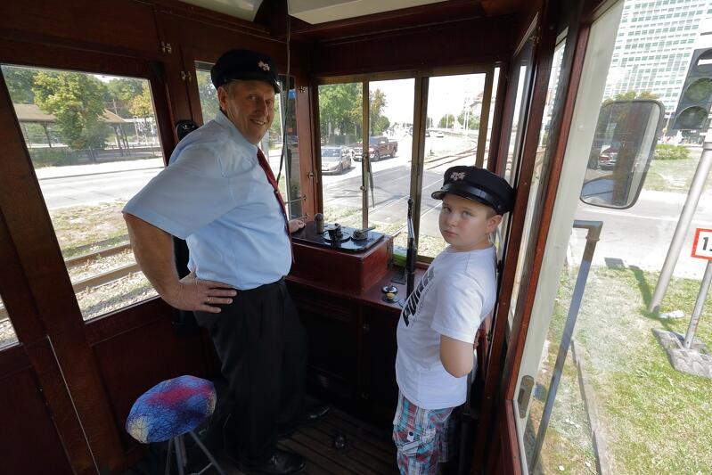 Motorniczy Zbigniew Trafny na co dzień prowadzi współczesne tramwaje, ale zasiada także `za sterem` tych zabytkowych i szkoli innych motorniczych GAiT, jak je prowadzić