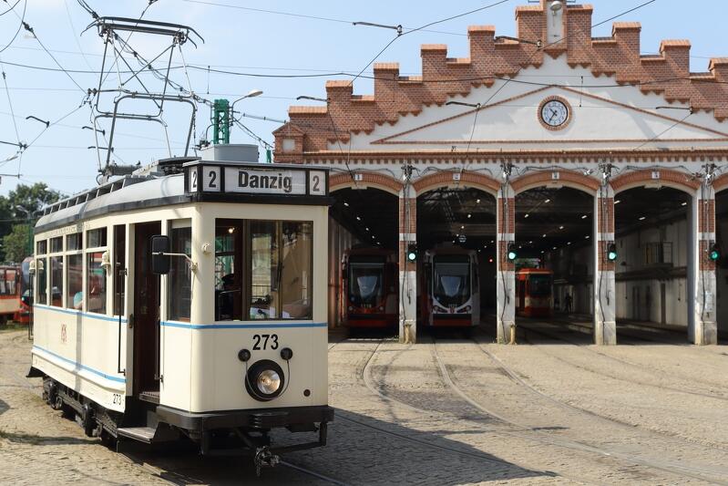 Gdański `Ring` po renowacji, w barwach dokładnie takich, jak w 1930 r., pozuje w zajezdni w Nowym Porcie