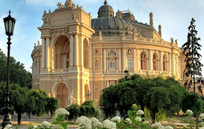 Odessa to miasto położone nad Morzem Czarnym i stolica obwodu odeskiego Ukrainy