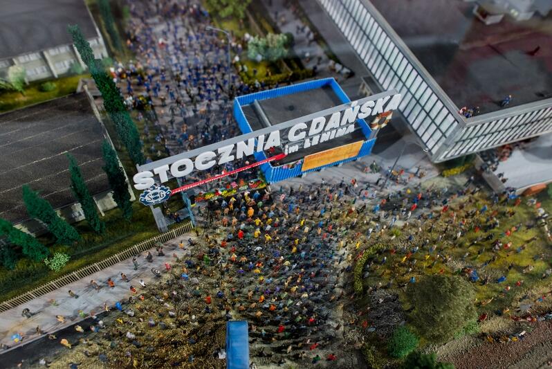 Tak wyglądałoby zdjęcie miejsca, które podczas strajków sierpniowych stało się jednym z symboli sprzeciwu społecznego wobec komunistycznych władz. Makieta znajdująca się w ECS przedstawia Bramę nr 2 Stoczni Gdańskiej im. Lenina, przy której gromadzili się protestujący robotnicy (od strony zakładu) i ich bliscy, a także osoby manifestujące poparcie dla srajku (od strony miasta) 
