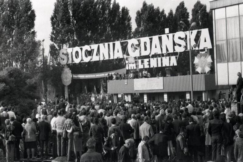 Bunt przeciwko władzom PRL rósł z każdym dniem - choć w momencie rozpoczęcia strajku nikt nie wiedział, czy robotnicy nie pozostaną osamotnieni. Odpowiedzią był tłum gdańszczan przed stoczniową bramą, który z każdym dniem był większy
