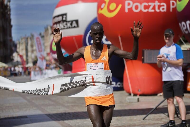 Isaac Kimutai Ngeno z Kenii do pokonania dystansu maratońskiego na trasie Gdynia - Sopot - Gdańsk potrzebował 2 godzin 20 minut 31 sekund