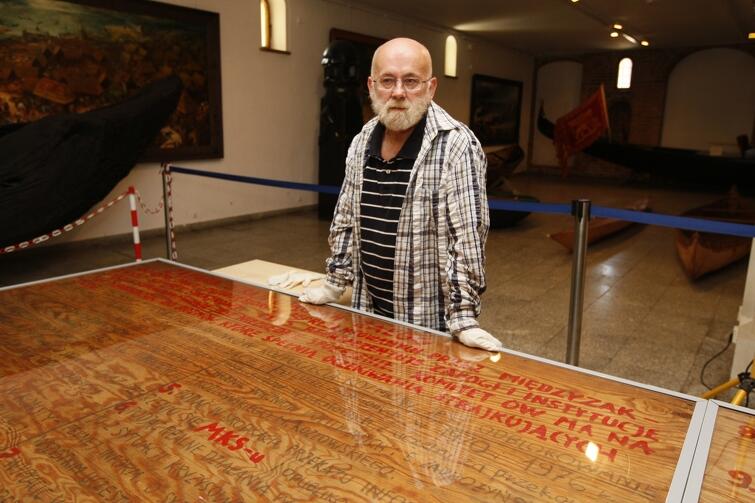 Tablice z 21 postulatami Międzyzakładowego Komitetu Strajkowego przetrwały trudne czasy i są dziś jednym z najcenniejszych eksponatów Europejskiego Centrum Solidarności w Gdańsku. Na zdjęciu: Wiesław Urbański, który na początku stanu wojennego ukrył je na strychu swojego domu we Wrzeszczu