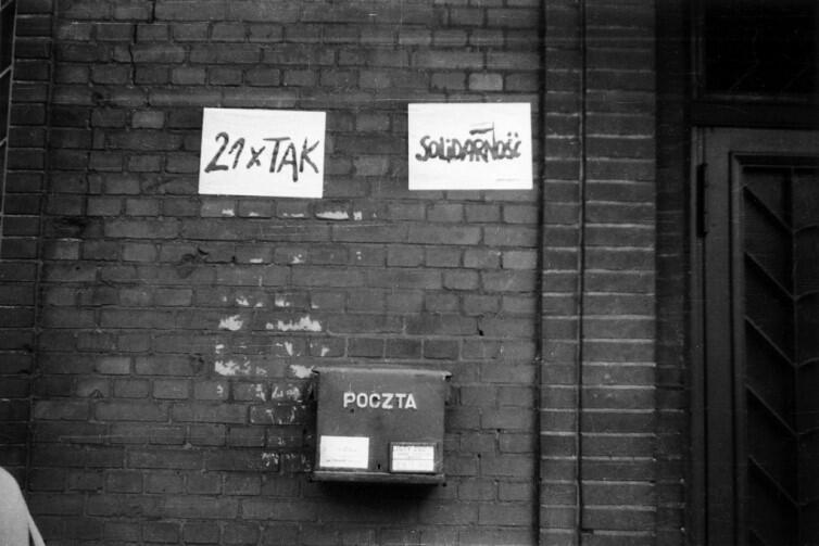 Dwa druki sierpniowe, które wyrażały wówczas wszystko, o co chodziło uczestnikom buntu przeciwko porządkom panującym w PRL. "Solidarność" to dzieło Jerzego Janiszewskiego. "21xTAK" odnosi się bezpośrednio do treści postulatów MKS. Zdjęcie wykonane po 21 sierpnia 1980 r.