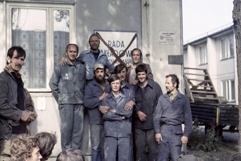 Tłum mieszkańców przed Bramą nr 2 stale rósł. Robotnicy w Stoczni Gdańskiej mieli coraz większe poczucie siły. Strajk rozszerzał się na inne regiony kraju. W czwartek, 21 sierpnia, 'czerwoni' zrozumieli, że mają dużo większy kłopot niż przypuszczali