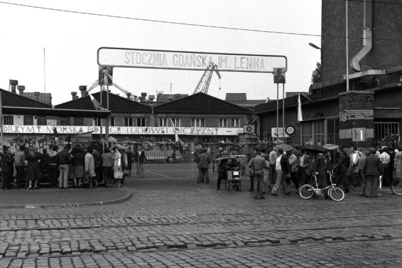 Strajk w Stoczni Gdańskiej był widoczny nie tylko przy słynnej Bramie nr 2. Protestujących robotników - a także namalowane przez nich napisy na murach czy wywieszone transparenty - można było zobaczyć od strony ul. Jana z Kolna. Widział to każdy, kto jechał kolejką SKM lub pociągiem dalekobieżnym po przebiegających nieopodal torach kolejowych. PRL-owska propaganda coraz gorzej radziła sobie z prawdą o strajku