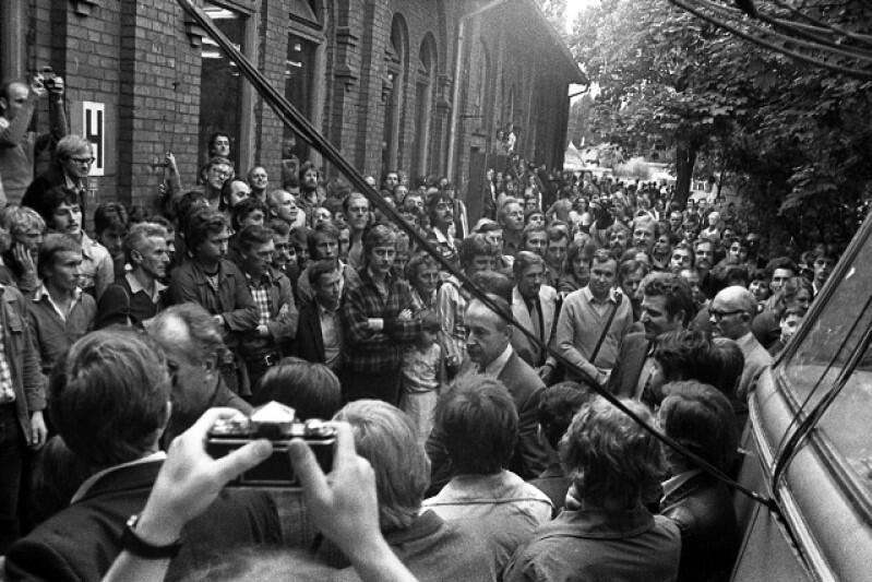 Wicepremier Mieczysław Jabłoński przybył do stoczni na negocjacje. Przed chwilą poczuł, że to nie przelewki - strajkujący robotnicy walili pięściami w karoserię wolno przejeżdżającego autobusu, którym przyjechała rządowa delegacja