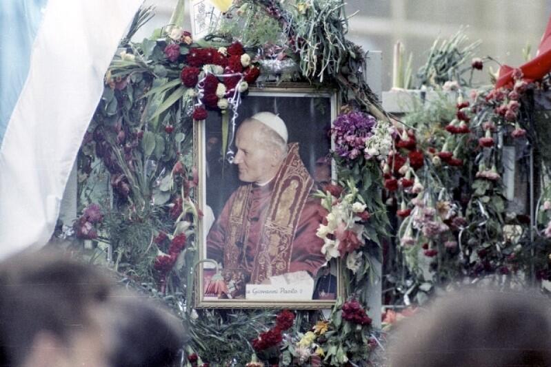 Na co mogli liczyć w tamtych dniach uczestnicy strajku, w starciu z władzami PRL? Na siłę poparcia społecznego i wpływy Kościoła, z papieżem Polakiem na czele. Portret Jana Pawła II na stoczniowej bramie ucieleśniał te nadzieje