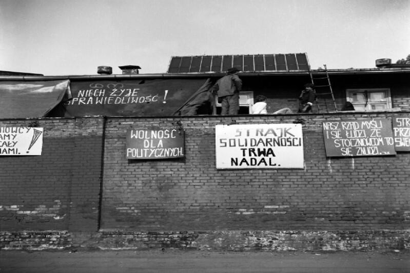 25 sierpnia 1980 r. był poniedziałek. Strajk w Stoczni Gdańskiej trwał już dwunasty dzień i wciąż nie było wiadomo, czym się zakończy. Wieczorem zapadła decyzja władz PRL o przywróceniu łączności telefonicznej Gdańska z resztą kraju