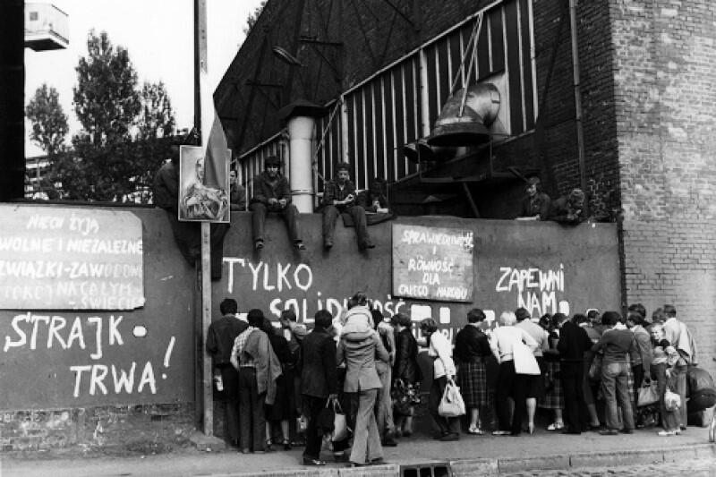 Stoczniowe mury od początku stały się nośnikami strajkowych haseł. Jeden z napisów głosi Solidarność i równość dla całego narodu . Po osiemnastu dniach protestu zaczął wyraźnie kruszeć niewydolny gospodarczo i politycznie system PRL
