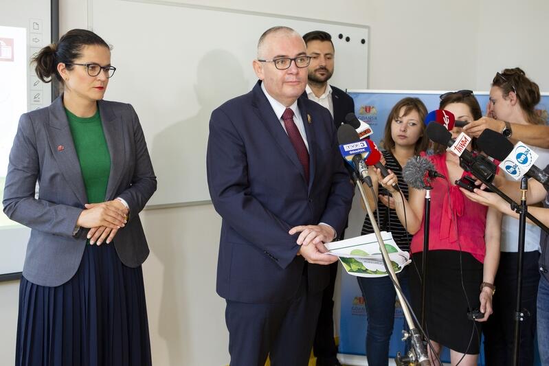 O przygotowaniach Gdańska do nowego roku szkolnego opowiadali w środę, 28 sierpnia, Prezydent Aleksandra Dulkiewicz i jej Zastępca, Piotr Kowalczuk