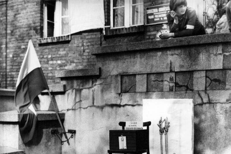 Prowadzona podczas strajku w Sierpniu zbiórka pieniędzy na budowę pomnika stoczniowców, zabitych przez wojsko i milicję podczas tłumienia protestu w grudniu 1970 r.