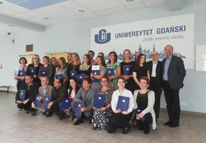 Absolwenci Gedanistyki 2018/2019 - pierwszy z prawej stoi prof. Sławomir Kościelak