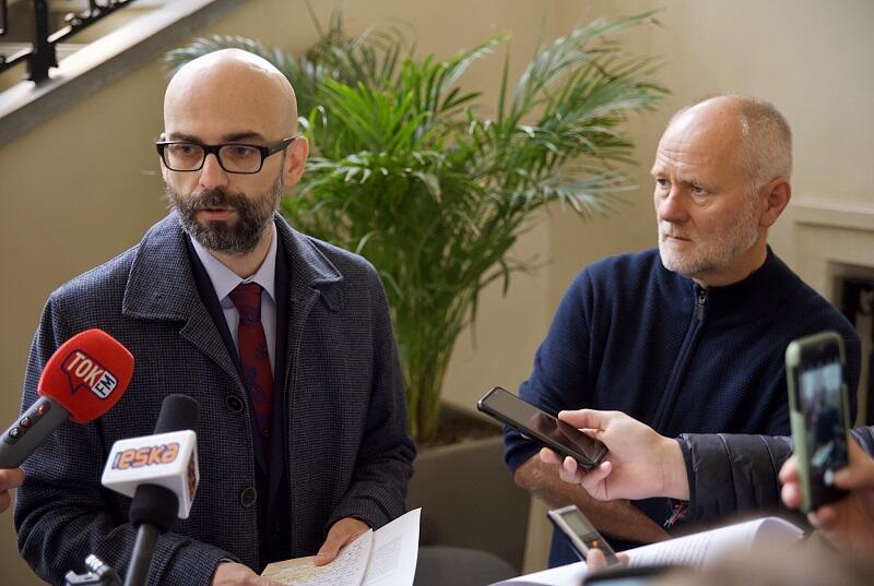 Od lewej: Tomasz Janiszewski i Jarosław Paczos - wiceprezesi Forum Rozwoju Aglomeracji Gdańskiej na konferencji prasowej przed złożeniem u wojewody pomorskiego listu kampanii #ChodziOżycie