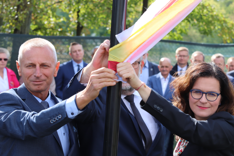 Chwila, w którym uroczyście odsłonięto skwer, poprzez zerwanie szarfy w barwach Inowrocławia