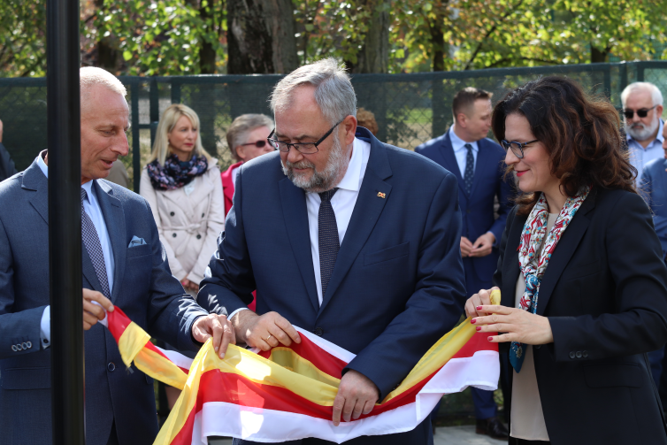 Od prawej: prezydent Aleksandra Dulkiewicz, Piotr Adamowicz (brat śp. prezydenta Gdańska) i Ryszard Brejza, prezydent Inowrocławia. Delegacja Gdańska zabrała ze sobą szarfę, by przekazać ją do zbiorów muzealnych