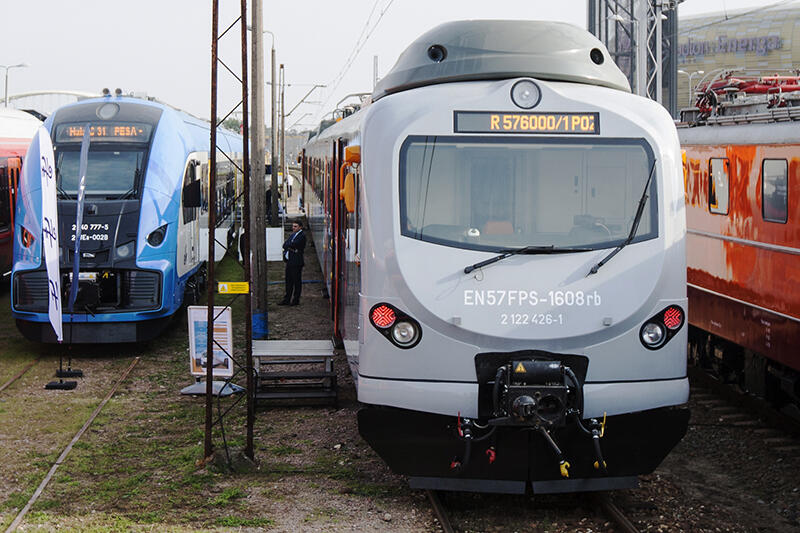 Targi to stoiska wystawców w halach oraz ekspozycja plenerowa tramwajów, lokomotyw i wagonów