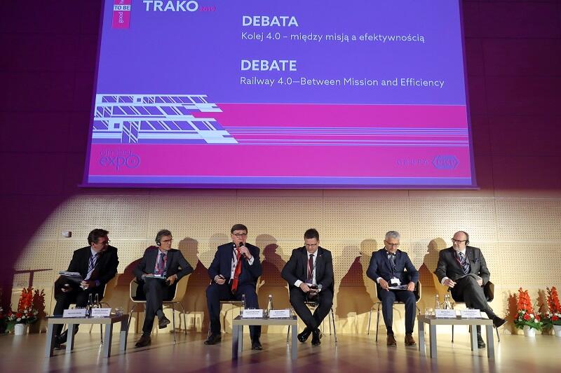 Uczestnicy debaty nt. kolei 4.0, od l.: moderator Wojciech Szeląg (dziennikarz Polsatu); Maurizio Castelletti szef wydziału ds. kolei Dyrekcji Generalnej Komisji Europejskiej ds mobilności i transportu; Krzysztof Mamiński prezes zarządu PKP SA; Andrzej Bittel pełnomocnik rządu ds. przeciwdziałania wykluczeniu komunikacyjnemu; Ignacy Góra prezes Urzędu Transportu Kolejowego oraz Josef Doppelbauer prezes Agencji Kolejowej Unii Europejskiej