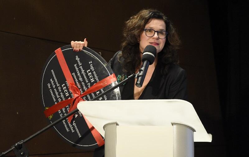 Prezydent Gdańska Aleksandra Dulkiewicz przekazała Lechowi Wałęsie kopię tablicy przypominającej miejsce i moment ogłoszenia przez niego Porozumienia Gdańskiego kończącego strajk i umożliwiającego powstanie Solidarności (oryginał zawiśnie na historycznej bramie Stoczni Gdańskiej)