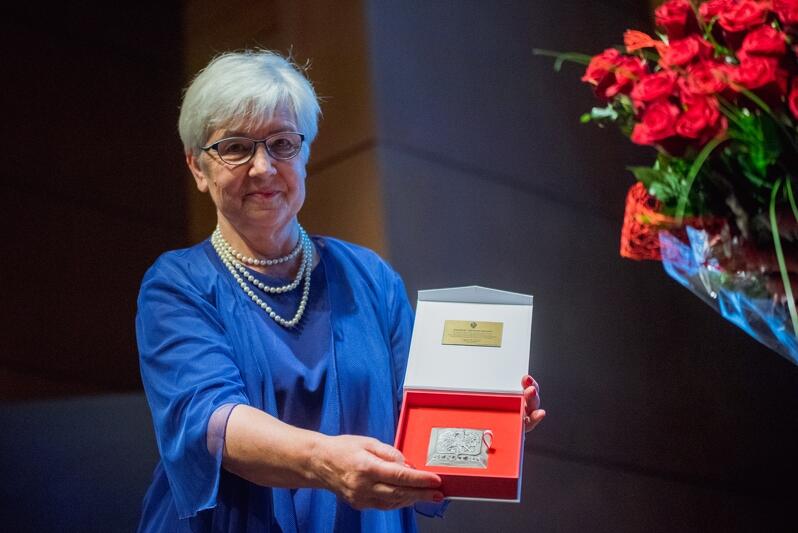 Justyna Rogińska prezeska Fundacji Sprawni Inaczej prezentuje medal Senatu RP