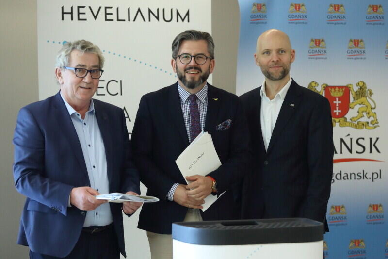 Nz. od lewej Jan Rekowski - właściciel firmy ZW, Paweł Golak - dyrektor Hevelianum i Alan Aleksandrowicz - zastępca prezydenta Gdańska ds. inwestycji