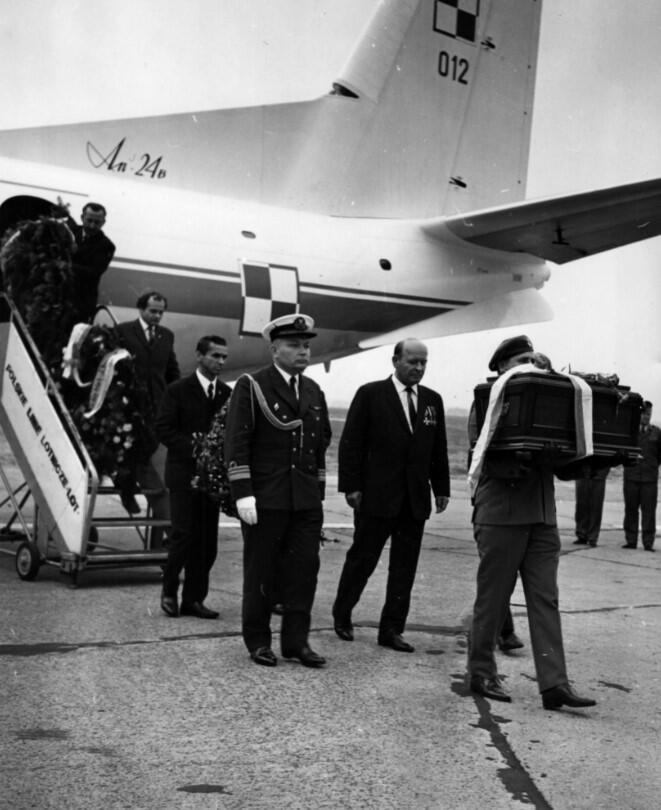 Rok 1971. Szczątki zmarłego w 1946 r. majora Sucharskiego, właśnie zostały przetransportowane samolotem z Włoch do Gdańska. Tadeusz Jabłoński idzie za oficerem Marynarki Wojennej
