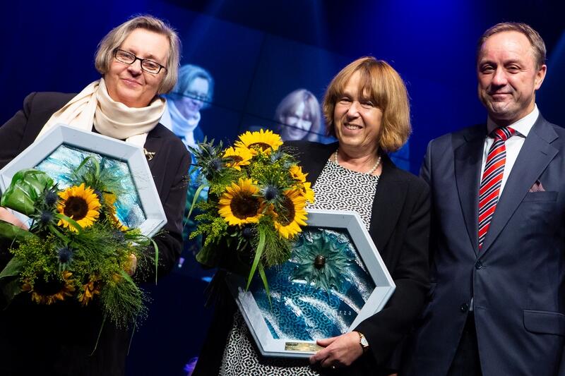 Ewa Barylewska-Szymańska (od lewej), Katarzyna Rozmarynowska w towarzystwie Mieczysława Struka, marszałka województwa pomorskiego
