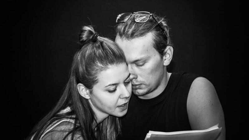 W czytaniu na scenie wystąpi Marta Parzychowska, absolwentka Akademii Sztuk Teatralnych we Wrocławiu na wydziale aktorskim i Uniwersytetu Warszawskiego na wydziale filozofii. Aktorka regularnie współpracuje jako asystentka z Wojciechem Kościelniakiem. W 2018 roku zdobyła wyróżnienie w nurcie off Przeglądu Piosenki Aktorskiej za spektakl „Wkurwione kobiety w leju po Polsce”