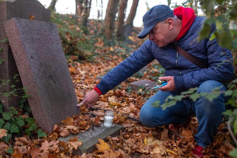 Napisy na kamiennych płytach mają tu najczęściej świecki charakter