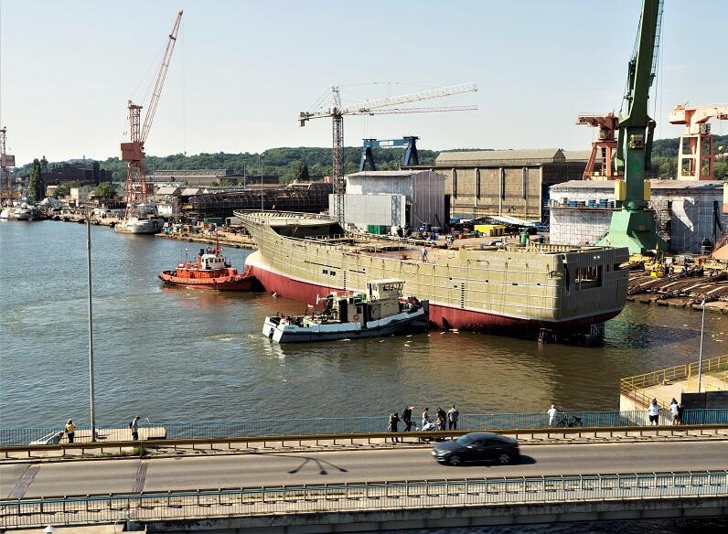 Wodowanie statku z pochylni zrzutowej stoczni Remontowa Shipbuilding S.A.