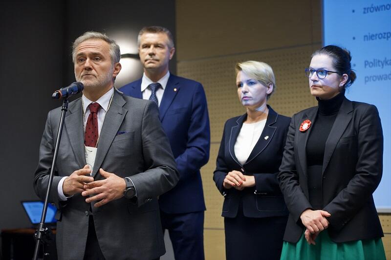 Od l.: Wojciech Szczurek prezydent Gdyni, Bogdan Wenta prezydent Kielc, zastępczyni prezydenta Poznania Katarzyna Kierzek-Koperska, Aleksandra Dulkiewicz prezydent Gdańska