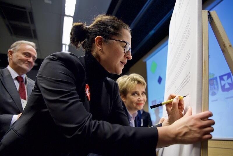 Podpisanie deklaracji współpracy klimatycznej polskich miast i gmin, 7 listopada 2019 r., nz. : Wojciech Szczurek prezydent Gdyni, Aleksandra Dulkiewicz prezydent Gdańska, Hanna Zdanowska prezydent Łodzi
