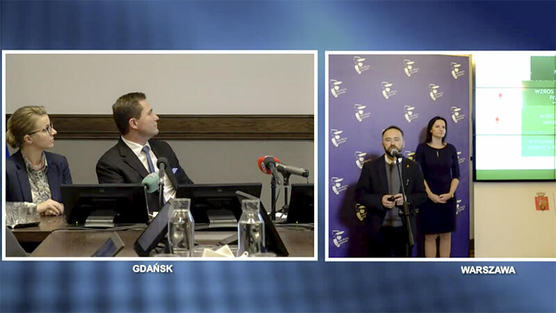 Łączona warszawsko - gdańska konferencja prasowa, screen, od l: Olga Goitowska - z-ca dyrektora Wydziału Gospodarki Komunalnej UMG, Piotr Grzelak - z-ca prezydenta Gdańska oraz Michał Olszewski - z-ca prezydenta m.st. Warszawy i Małgorzata Moskwa-Wodnicka - wiceprezydent Łodzi