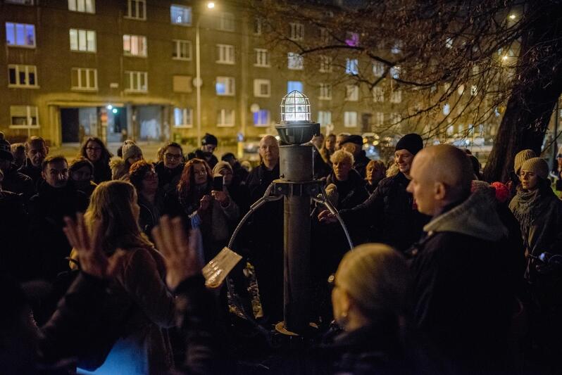 Mateusz Kowalczyk, Michał Mioduszewski, Karuzela, 2019. Artyści na skwerze przy ul. Kartuskiej odnaleźli fragmenty starej karuzeli. Zamocowano na jej trzonie lampa zapalała się dzięki wprowadzeniu trzonu w ruch