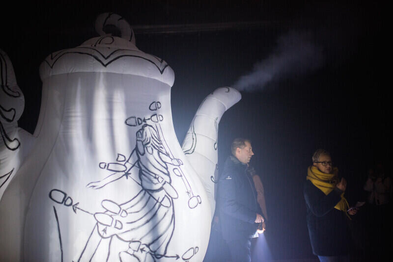 Wzbudzający podziw gigantyczny nadmuchiwany imbryk. Maya Gordon, Herbata przez lata, 2019