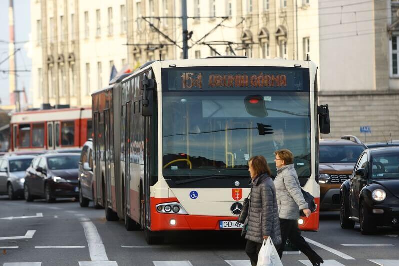 Gdański autobus oraz tramwaj przy Hucisku