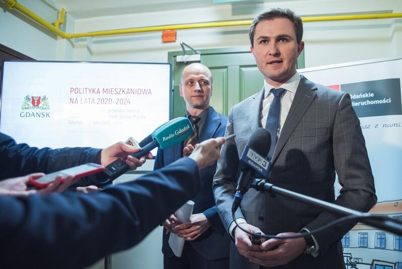 - Przyznawanie mieszkań komunalnych jest formą pomocy dla mieszkańców, ale jednocześnie jedną z najdroższych usług świadczonych przez gminę - mówił podczas konferencji Piotr Grzelak