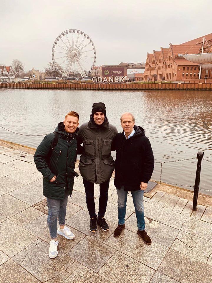 Robin van Persie na tle napisu GDAŃSK