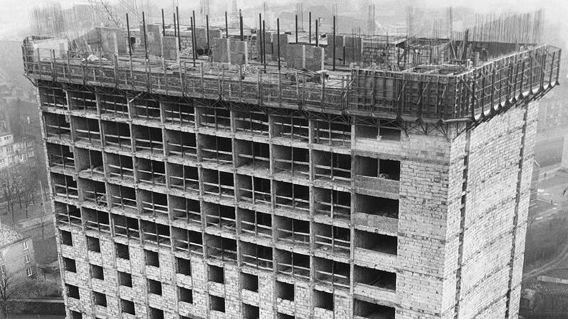 Budowa orbisowskiego hotelu Heveliusz na ul. Heweliusza w Gdańsku. Widok z sąsiedniego wieżowca Proremu. Styczeń 1975 roku