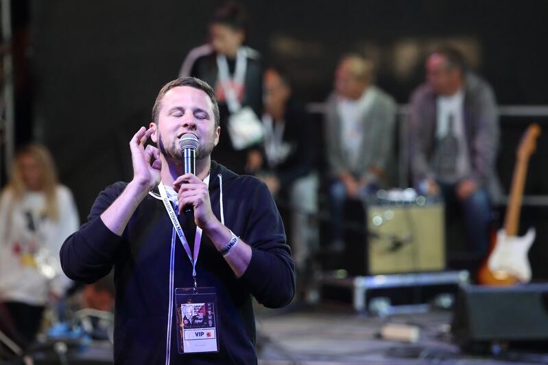 Adam Quanti Bryszkiewicz jest beatboxerem, który do niedawna prowadził zajęcia w Scenie Muzycznej w Gdańsku. Podczas sobotniego wydarzenia wcieli się w rolę konferansjera