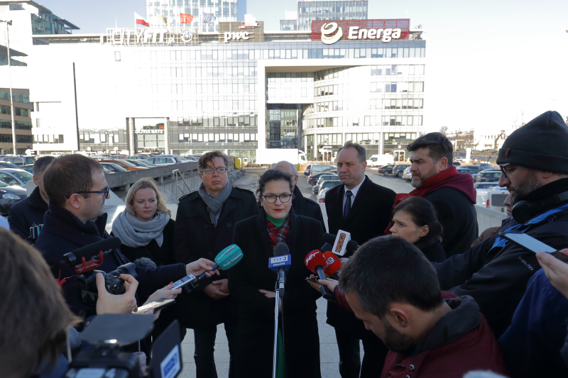 Briefing przed siedzibą Energi spotkał się z dużym zainteresowaniem mediów