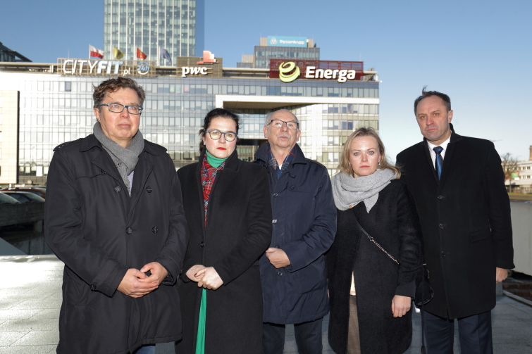Stoją od lewej: Tadeusz Aziewicz, Aleksandra Dulkiewicz, Janusz Lewandowski, Katarzyna Czerniewska, Mieczysław Struk