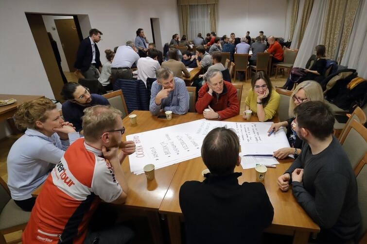 Uczestnicy konsultacji skupiali się na tym, jak rozwiązać obecny problem Mevo, co należałoby poprawić, zmienić w systemie roweru metropolitalnego, by działał sprawnie