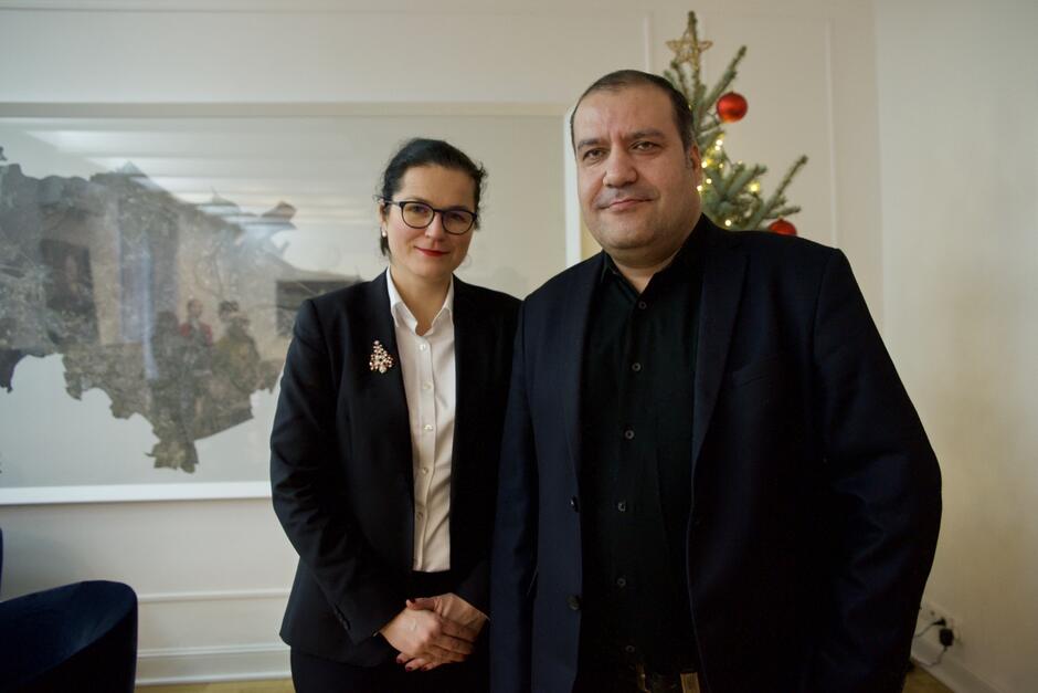 Prezydent Gdańska Aleksandra Dulkiewicz i Khairullo Mirsaidov, dziennikarz, który przybył do Gdańska po pomoc