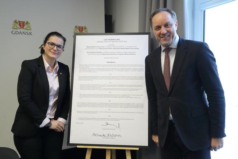 Marszałek Mieczysław Struk i Prezydent Aleksandra Dulkiewicz podpisali list intencyjny w sprawie wprowadzenia wspólnego biletu na tramwaje, autobusy i kolej w granicach administracyjnych Gdańska