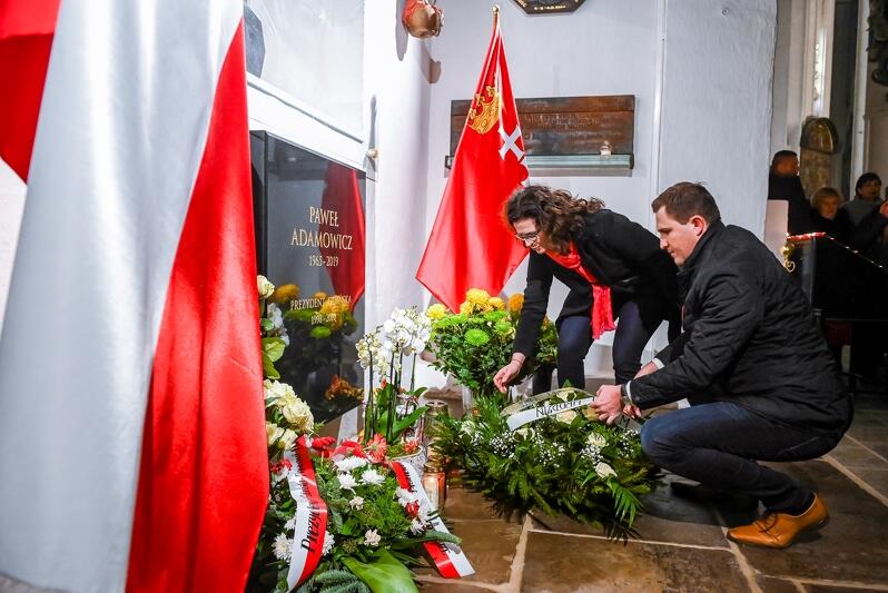 Zaduszki w Bazylice Mariackiej w 2019 roku. Wieniec przy urnie składają prezydent Gdańska Aleksandra Dulkiewicz i jej zastępca Piotr Grzelak