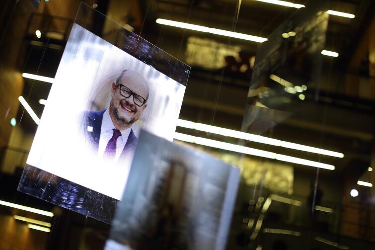 Instalacja powstała, by uczcić pamięć o śp. prezydencie Pawle Adamowiczu, w rok po jego śmierci